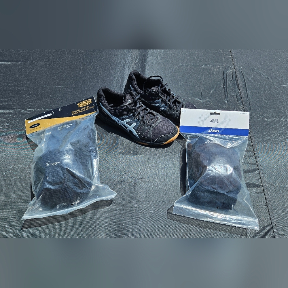 ASICS Volleyball Mens 7.5 Shoes + 2 Pair Kneepads ***great for Boys***